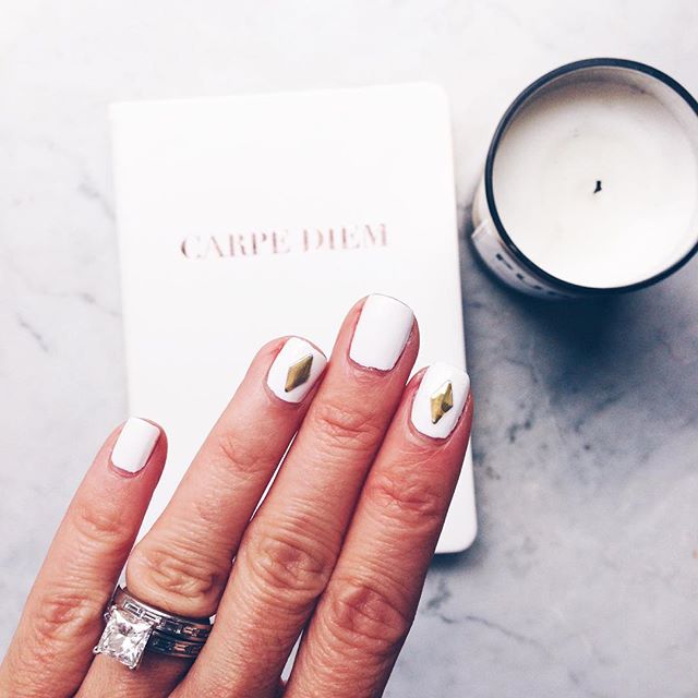 Current #mani situation. #Essie a snowy white #allwhite #gold #lezoemusingsstyle #manicure @essiepolish #diamonds