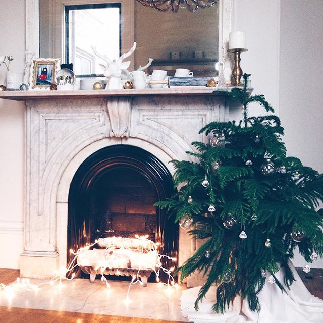 This morning in the #kitchen. #happythursday #home #holiday #decor #design #interior #fireplace #christmas #lezoemusingshome