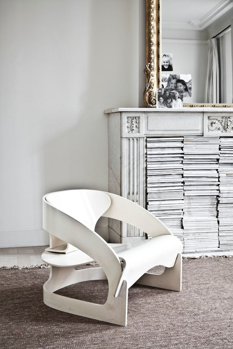 fireplace-gold-mirror-modern-chair-photo-karel-balas-milk
